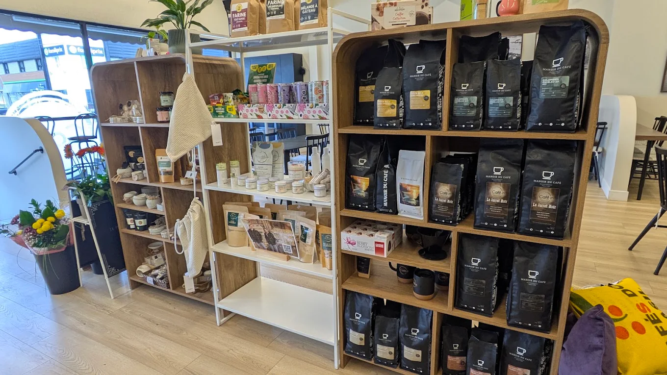 Étagères de la boutique : sacs de café en grains, farines, tisanes et produits d'artisans
