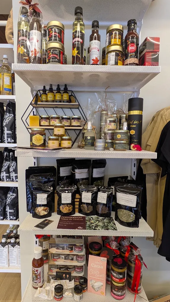 Tablettes de la boutique : sirops et produits de l'érable, miel, tisanes et caramels d'artisans